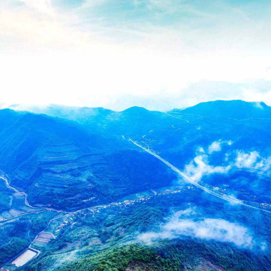 暴雨之后的山顶鸟瞰图