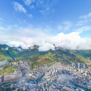 雨后天晴的鹤峰县城美如仙境