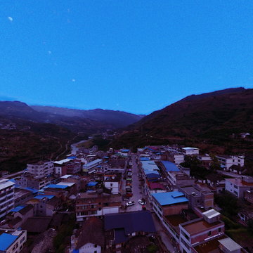 赤水河畔，秋月如钩