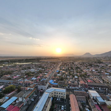 夕阳西下的美丽乡村新保安