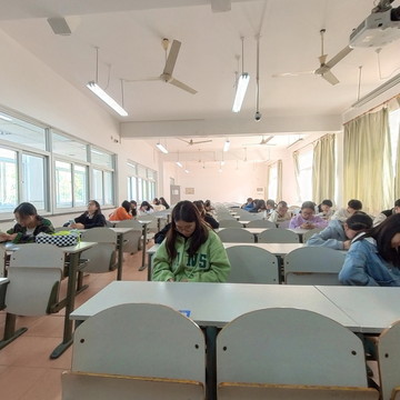 全班人积极学习卡尔马克思