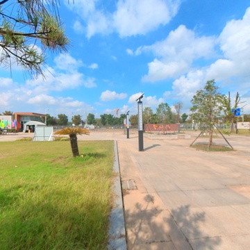 蓝天白云下的学校