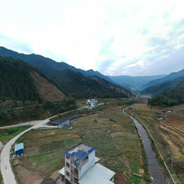 凌云县泗城镇览沙村那捞屯