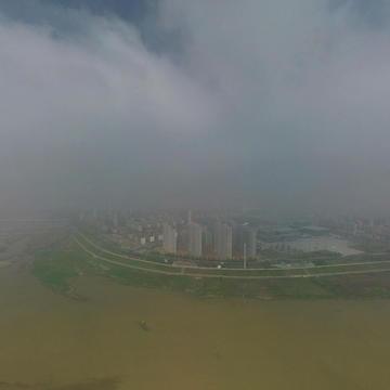 薄雾封城，静待雾气散开