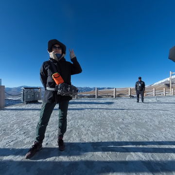 慕斯塔格峰四个人围圈