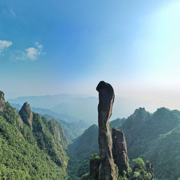 江西三清山巨蟒出山