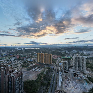 晚霞映照下的清镇市