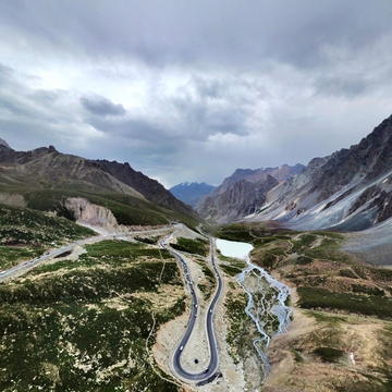 独库公路的夏冬交界