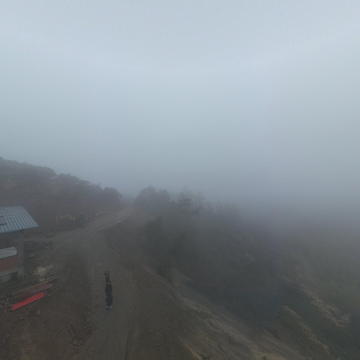 云雾中的夏弄养舍