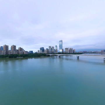 站在东江中，用上帝视角看两岸。