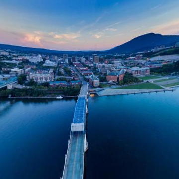 湛蓝的天空和湖泊