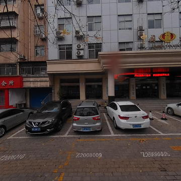 道路中间绿化带照射路沿上垂直泊位