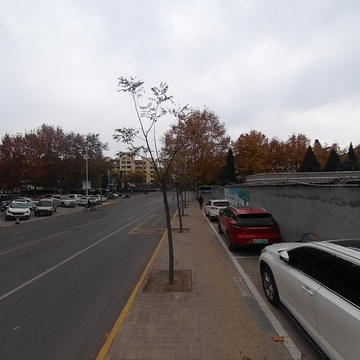 路沿石上高位视频旁边是墙