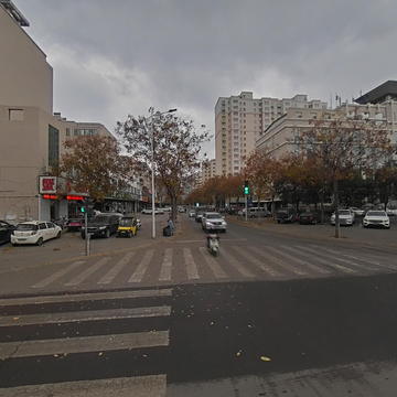 球机照路口对面泊位