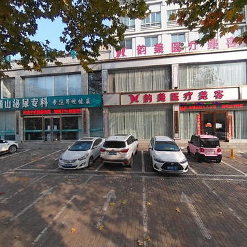 球机路沿石上垂直泊位