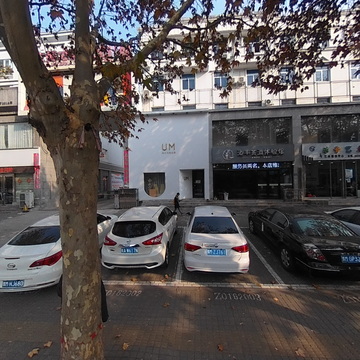 绿化带球机照路沿上垂直泊位