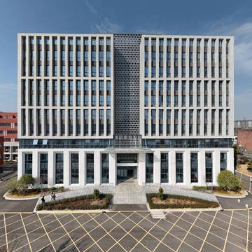 浙江工商职业技术学院慈溪学院综合楼后方