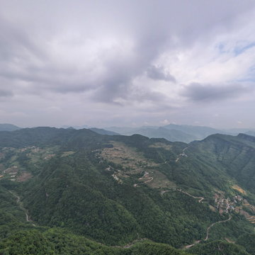 爬上山顶看风景